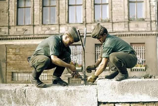 Soldaten der Volksarmee beim Mauerbau