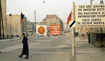 Grenzübergang der Westalliierten „Checkpoint Charlie“ 