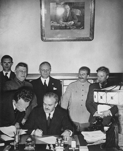 Nichtangriffspakt 1939; hinten von links: Molotov und 
      Stalin; vorne: von Ribbentrop