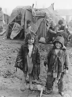 bambini roma con abiti logori nel fango